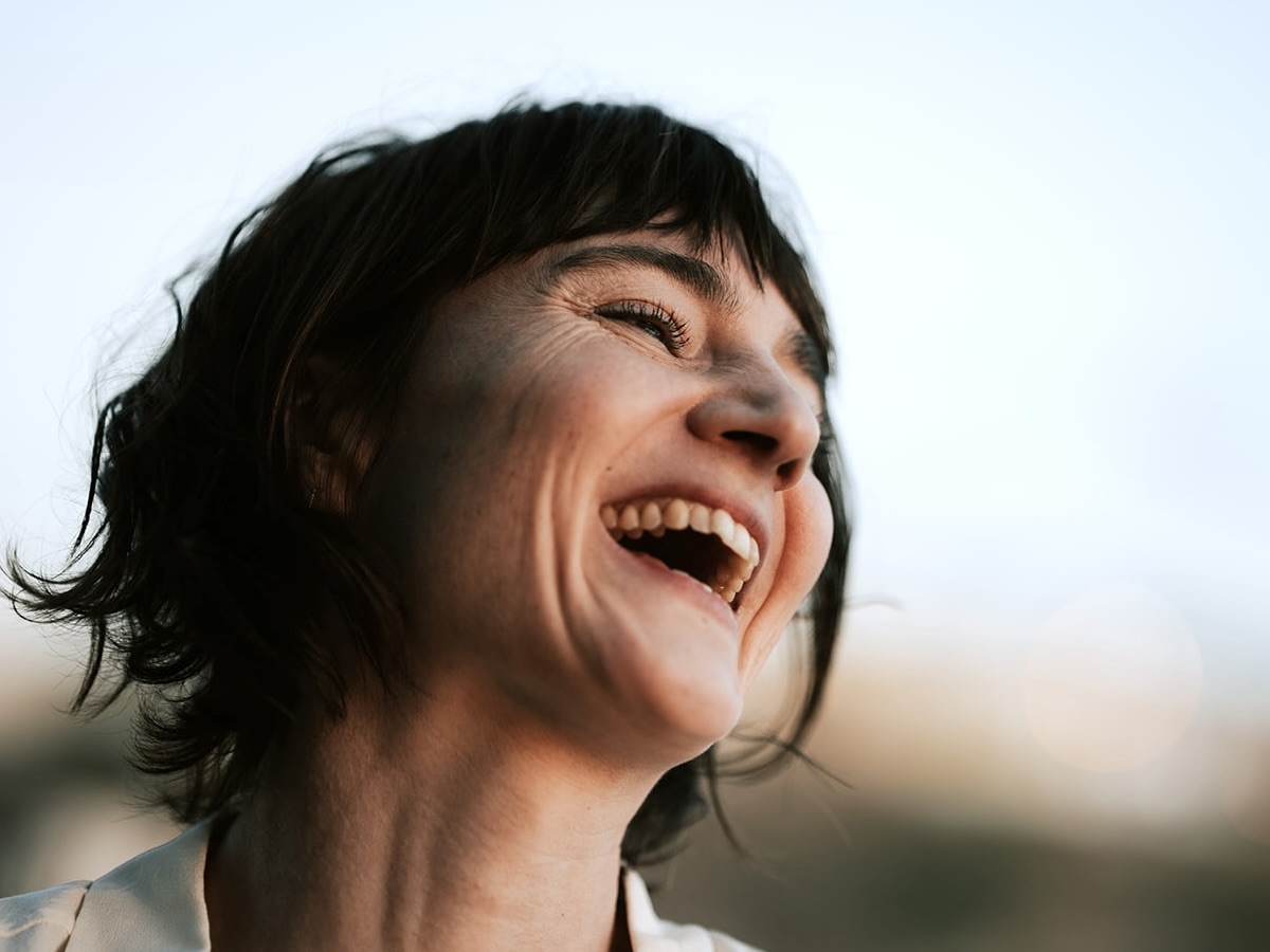 Paula Hans lachend Paula Hans, lachelnd, inspiriert zu Veränderung und persönlichem Wachstum